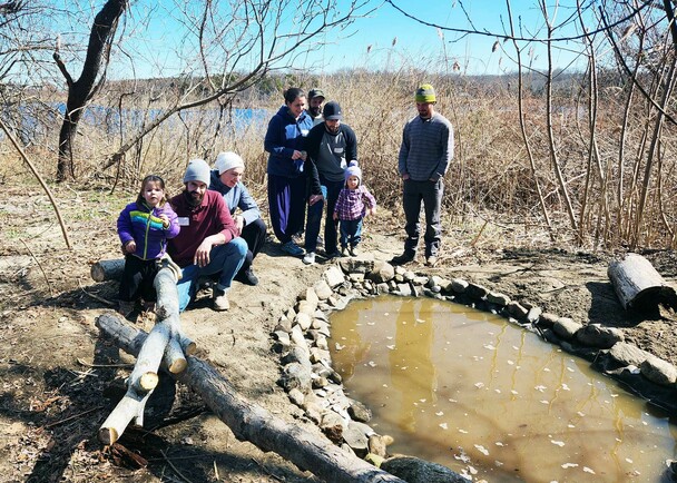 Volunteers spring homesite clean up day