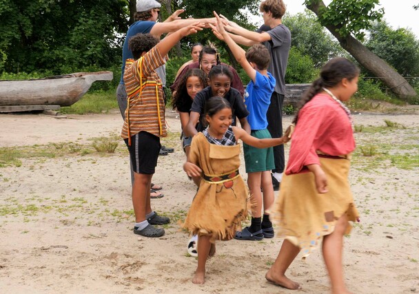 Strawberry thanksgiving standing quiver presentation guests dance arch