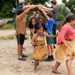 Strawberry thanksgiving standing quiver presentation guests dance arch